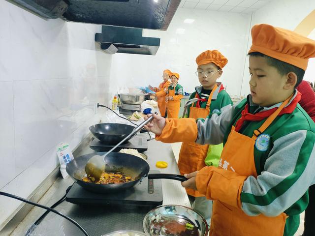 九游娱乐平台：让每一个孩子茁壮成长——洛南县全力推进学生手机出校园体育劳动进校园工作(图3)