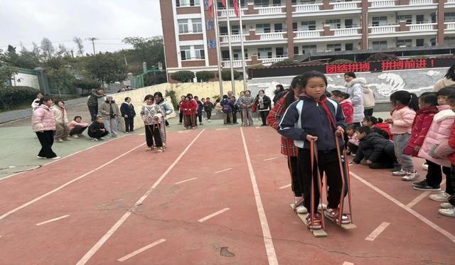 九游娱乐网站：遂宁安居区凉风小学：开展2024年冬季田径运动会(图4)