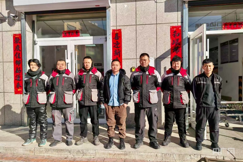 九游娱乐平台：平凡英雄显担当！快递小哥火场逆行勇救火情