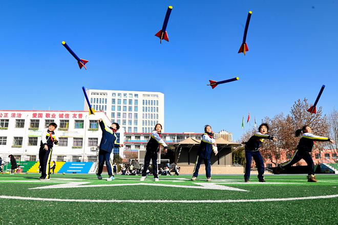 九游娱乐网站：邢台市马路街小学荣膺“国际田联少儿趣味田径实验学校”称号(图2)