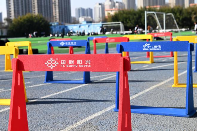 九游娱乐网站：邢台市马路街小学荣膺“国际田联少儿趣味田径实验学校”称号(图3)