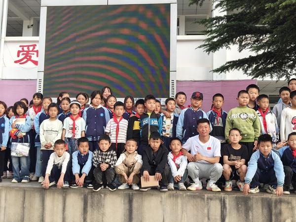 九游娱乐网站：一名体育支教大学生的愿望：从山里来到山里去