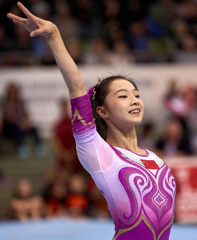 九游娱乐平台：恭喜！中国体操又一16岁美女新星崛起：首次出征大赛夺冠+获3奖牌(图2)