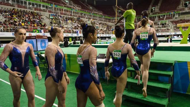 九游娱乐平台：不用被迫穿性感紧身衣了！法国体操女运动员可多穿10厘米布料！(图2)