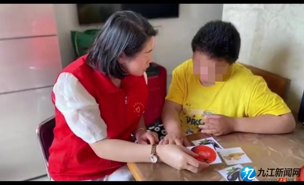 九游娱乐网站：九江好人榜）邹小红：23年特教路用爱照亮特殊儿童的未来(图2)