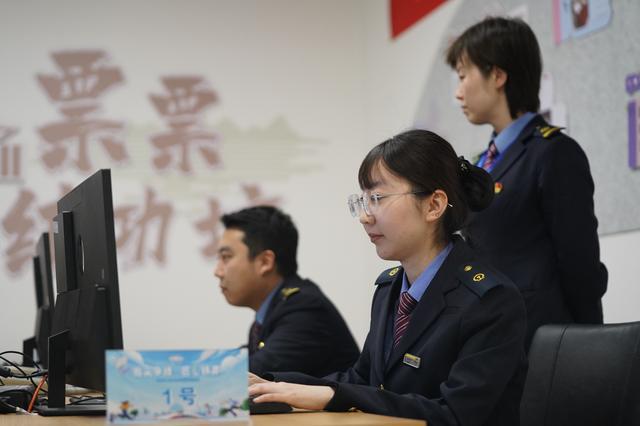九游娱乐：青春在售票窗口绽放——记西安北站“技能满点”售票员陈佩佳(图2)