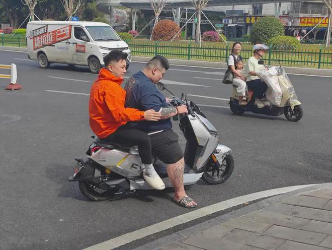 熊猫体育平台：114呼叫上门、免费自助洗车、一键报修福州电动车市场开打服务战(图2)
