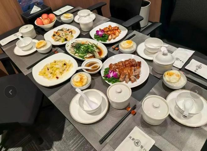 九游娱乐网站：BBA车主最后的体面被一份盒饭击溃深度(图3)