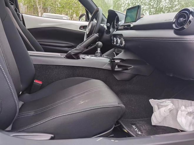 九游娱乐网站：25款马自达MX5手动自动全系现车最新价格促销26万起售(图3)