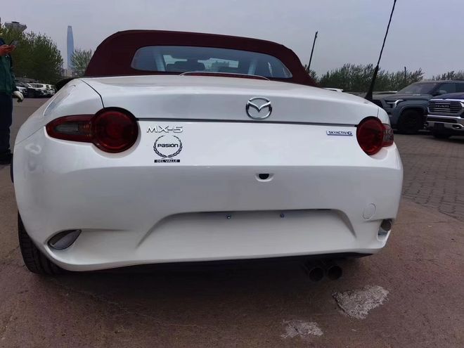 九游娱乐网站：25款马自达MX5手动自动全系现车最新价格促销26万起售(图5)