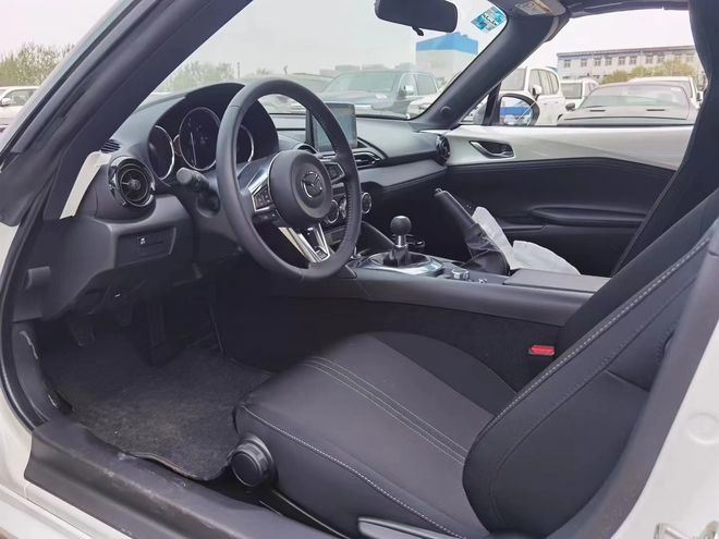 九游娱乐网站：25款马自达MX5手动自动全系现车最新价格促销26万起售(图4)