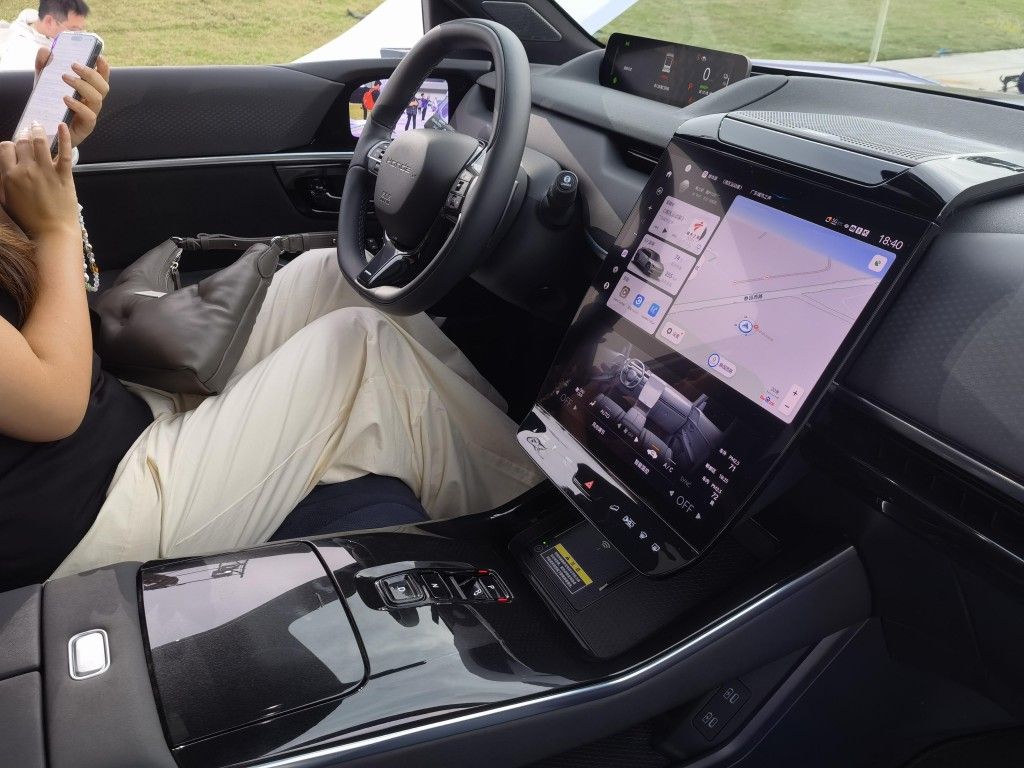 九游娱乐网站：那么豪华那么美！广汽本田P7劲爆价1999万元起(图9)