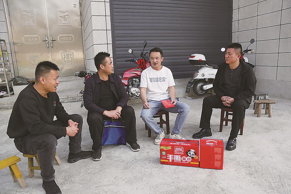 九游娱乐：一剪春风送“岗”来(图2)