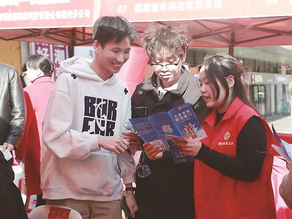 九游娱乐：一剪春风送“岗”来(图3)