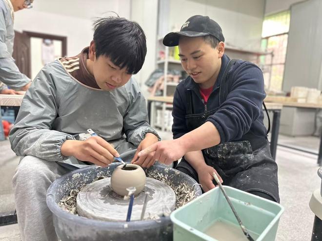 九游娱乐网站：“泥土”中开出“自信之花”特色课程助力特教生成长(图2)