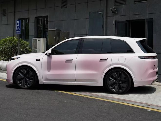 九游娱乐网站：环保与个性兼得TPU改色膜引领汽车美容新趋势(图2)